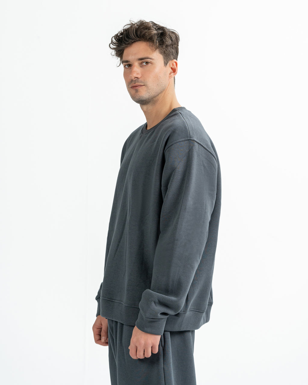 Blank Crewneck in charcoal
